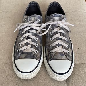 Converse gray camo men’s size 7/women’s size 9